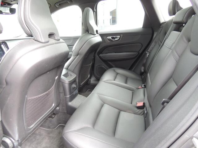 Volvo XC60 2.0 T8 Twin Engine AWD R-Design Trekhaak/Panodak/Camera/Nwe banden etc.