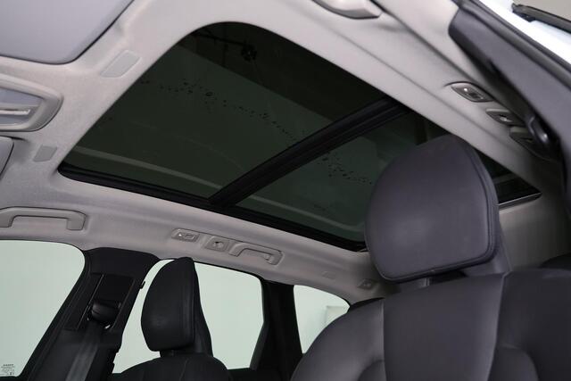 Volvo XC60 T6 Recharge AWD Plus Dark - Panorama/schuifdak - IntelliSafe Assist & Surround - 360º Camera - Verwarmde voorstoelen, stuur & achterbank - Parkeersensoren voor & achter - Elektr. bedienb. voorstoelen met geheugen - Draadloze tel. lader - Elektr. inklapbar