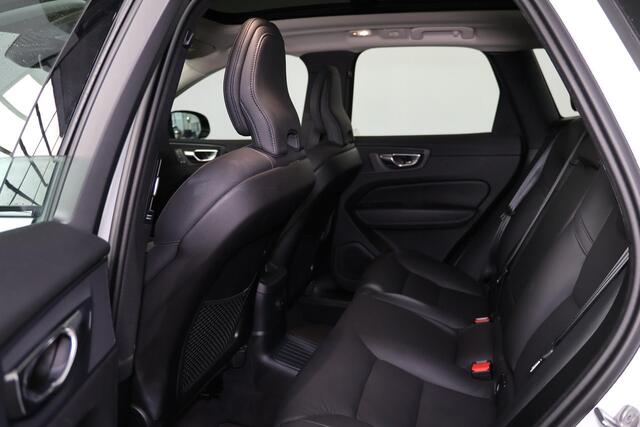 Volvo XC60 T6 Recharge AWD Plus Dark - Panorama/schuifdak - IntelliSafe Assist & Surround - 360º Camera - Verwarmde voorstoelen, stuur & achterbank - Parkeersensoren voor & achter - Elektr. bedienb. voorstoelen met geheugen - Draadloze tel. lader - Elektr. inklapbar
