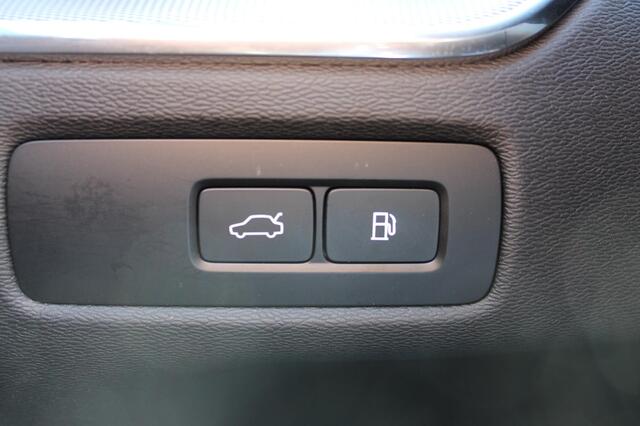 Volvo XC60 2.0 T6 Plug-in hybrid AWD Plus Dark Long range / Adaptieve cruise control / Panoramadak / Apple carplay / Parkeersensoren met 360 camera / Elektrische achterklep / Elektrische stoelen met geheugen / Stoel en stuurwielverwarming