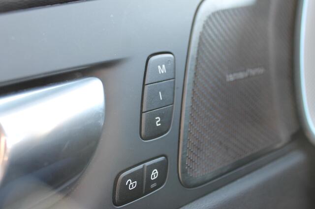 Volvo XC60 2.0 T6 Plug-in hybrid AWD Plus Dark Long range / Adaptieve cruise control / Panoramadak / Apple carplay / Parkeersensoren met 360 camera / Elektrische achterklep / Elektrische stoelen met geheugen / Stoel en stuurwielverwarming