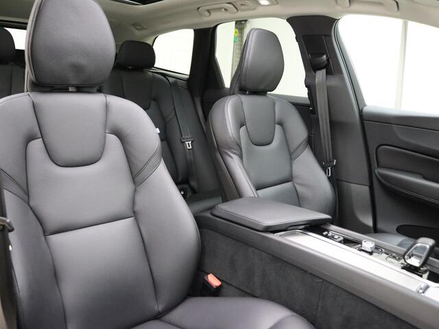 Volvo XC60 T6 350pk AWD Core Bright / Panoramadak / Pilot Assist / Stoel/- en stuurverwarming / Trekhaak / H&K audio / Lederen bekleding /