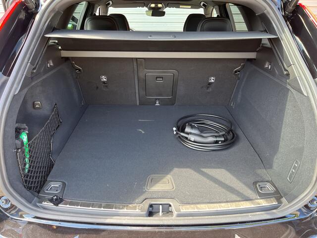 Volvo XC60 T6 Plug-in hybrid AWD Plus Black Edition / Uit voorraad leverbaar / Luchtvering / 360 Camera / 21" Velgen