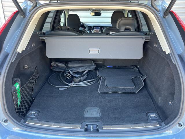 Volvo XC60 2.0 T6 Plug-in hybrid AWD Plus Dark / 19" Velgen / Audio Harman Kardon / full-LED koplampen /