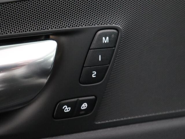 Volvo XC60 2.0 Recharge AWD R-Design SilverDawm met Glossy Black pakket