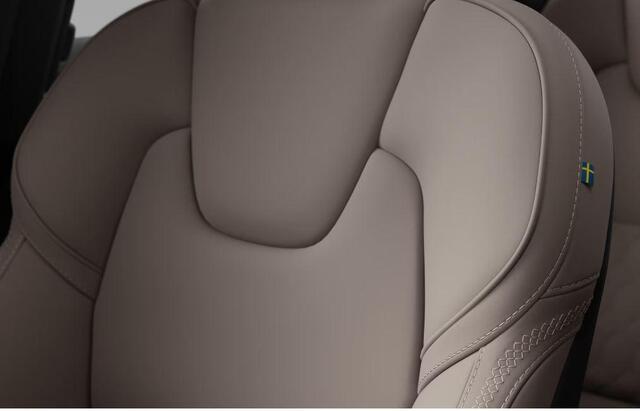 Volvo XC60 2.0 T6 Plug-in hybrid AWD Essential | Climate | Adaptive Cruise controle | Blis | Stoel + stuur verwarming | All season banden | Park Assist | Getint Glas |