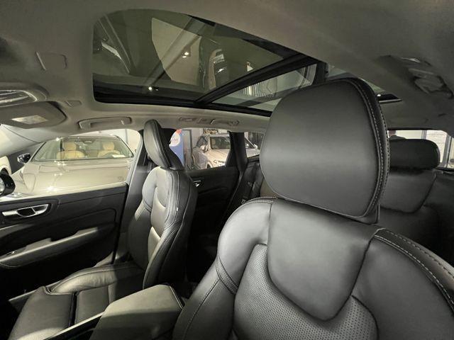 Volvo XC60 2.0 T8 Plug-in hybrid AWD Plus Dark Black Edition Luchtvering Pano 21 Inch Trekhaak Apple CarPlay Harman Kardon Memory Stoelen Leer 360º view