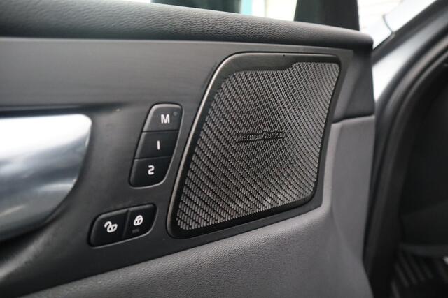 Volvo XC60 2.0 T8 Twin Engine AWD R-Design Luchtvering / Harman Kardon / Panorama dak /