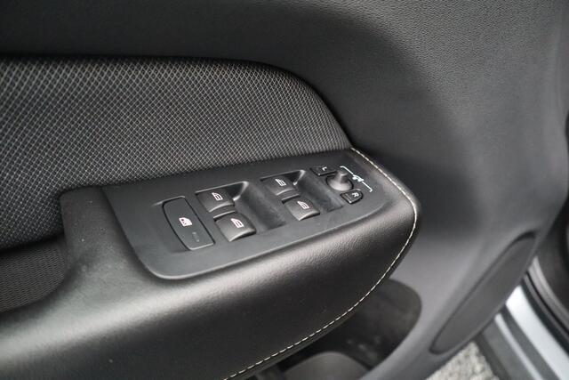 Volvo XC60 2.0 T8 Twin Engine AWD R-Design Luchtvering / Harman Kardon / Panorama dak /