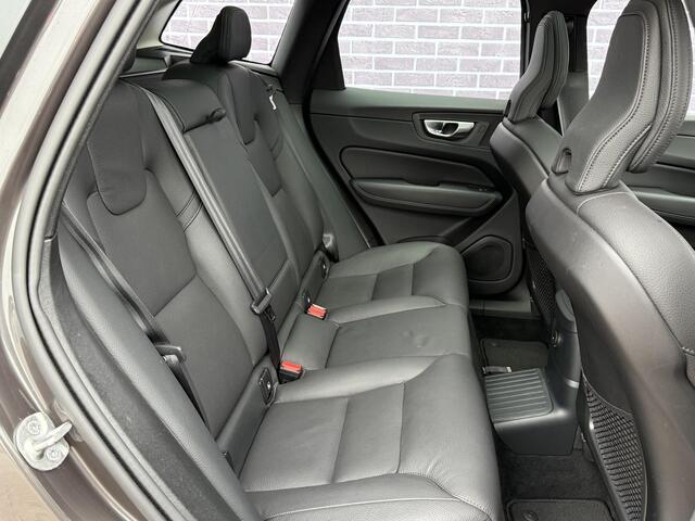 Volvo XC60 2.0 T6 Plug-in hybrid AWD Plus Dark | Adaptive cruise control | 360° camera | Trekhaak | Stoel- en stuurverwarming | Dode hoek detectie BLIS |