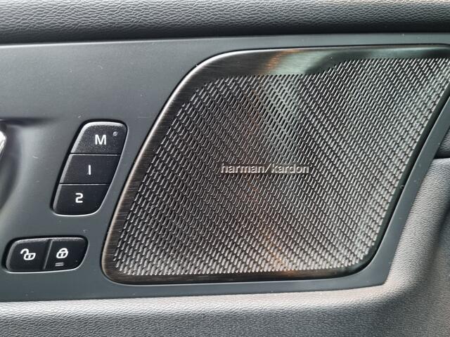 Volvo XC60 2.0 T6 Plug-in hybrid AWD Plus Dark PANO / 360 CAMERA / LEER / STUUR EN STOELVERWARMING