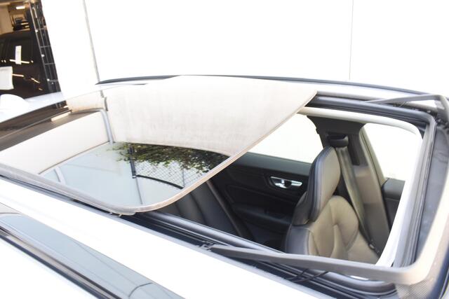 Volvo XC60 T6 350PK Automaat AWD Plus Dark / Navigatie / 360 Camera / Adaptieve Cruise Control / Stuur & Stoelverwarming / Elektr. Achterklep / Schuifdak / LM Velgen / Trekhaak