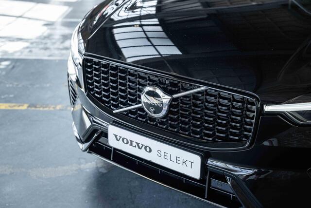 Volvo XC60 T6 Automaat Plug-in hybrid AWD Plus Dark | Harman Kardon premium audio | Blond lederen bekleding | Panoramadak | Google infotainment | 4-seizoenenbanden | Adaptive cruise control | Semi-electrische wegklapbare trekhaak | 360° parkeercamera | Parkeersensor