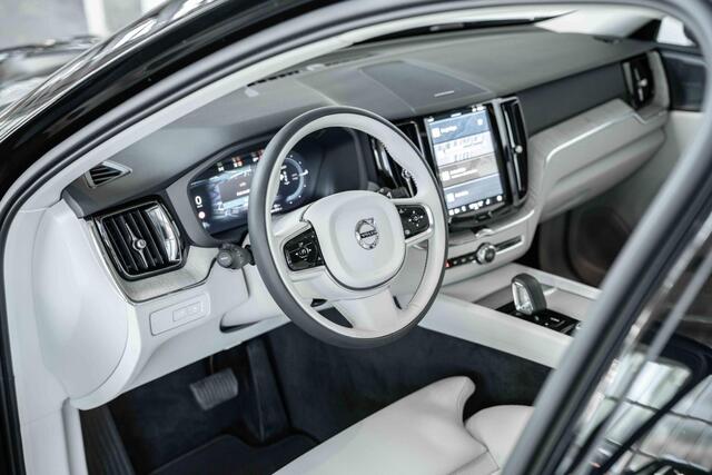 Volvo XC60 T6 Automaat Plug-in hybrid AWD Plus Dark | Harman Kardon premium audio | Blond lederen bekleding | Panoramadak | Google infotainment | 4-seizoenenbanden | Adaptive cruise control | Semi-electrische wegklapbare trekhaak | 360° parkeercamera | Parkeersensor