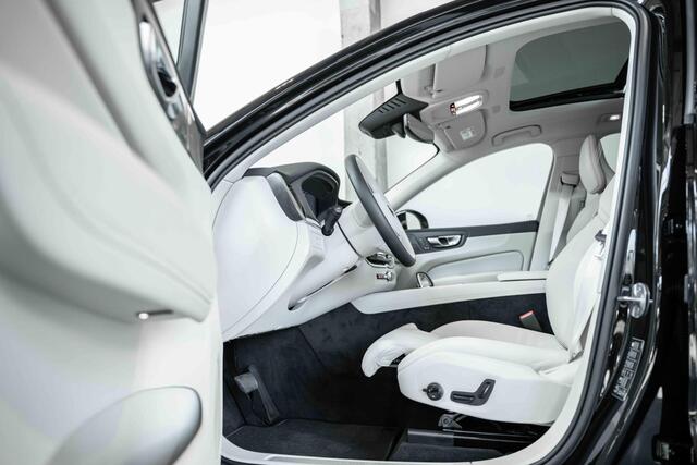 Volvo XC60 T6 Automaat Plug-in hybrid AWD Plus Dark | Harman Kardon premium audio | Blond lederen bekleding | Panoramadak | Google infotainment | 4-seizoenenbanden | Adaptive cruise control | Semi-electrische wegklapbare trekhaak | 360° parkeercamera | Parkeersensor