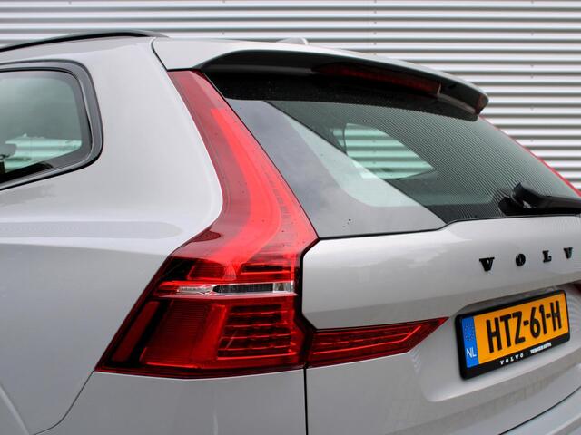 Volvo XC60 2.0 T6 Plug-in hybrid AWD Plus Dark Automaat / Panoramadak / 21" velgen / Trekhaak / Sportstoelen