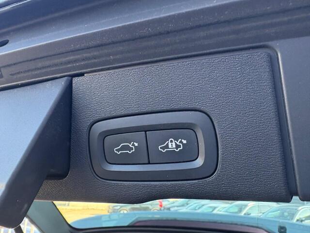 Volvo XC60 2.0 T5 AWD Momentum | Stoelverwarming | Adaptieve cruise control | BLIS dodehoekdetectie | Keyless entry/start | Parkeercamera | Parkeersensoren V+A | Alarm | DAB |