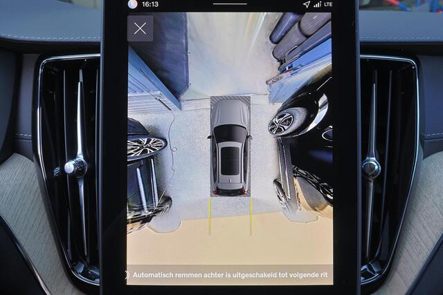 Volvo XC60 T8 Recharge AWD Ultra Dark - LONG RANGE - Panorama/schuifdak - IntelliSafe Assist & Surround - 360º Camera - Harman/Kardon audio - Adaptieve LED koplampen - Verwarmde voorstoelen, stuur & achterbank - Parkeersensoren voor & achter - Elektr. bedienb. voors