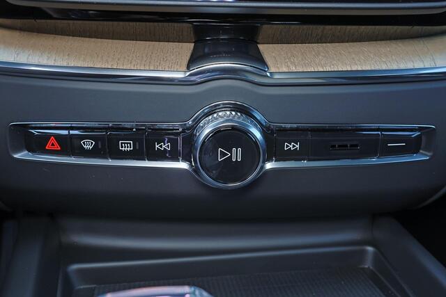 Volvo XC60 T8 Recharge AWD Ultra Dark - LONG RANGE - Panorama/schuifdak - IntelliSafe Assist & Surround - 360º Camera - Harman/Kardon audio - Adaptieve LED koplampen - Verwarmde voorstoelen, stuur & achterbank - Parkeersensoren voor & achter - Elektr. bedienb. voors