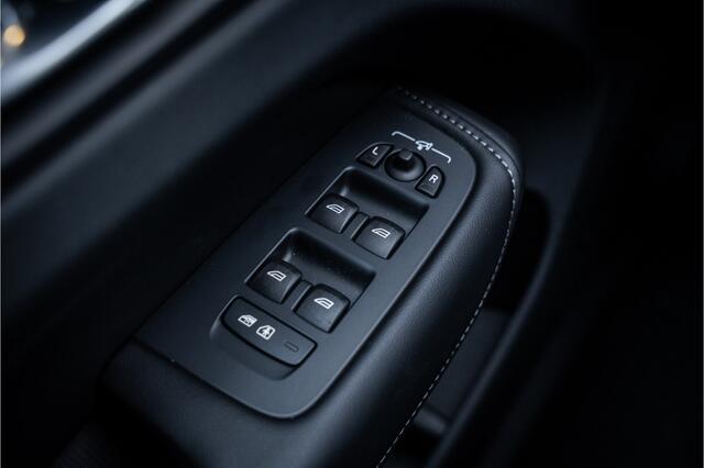 Volvo XC60 2.0 T6 Plug-in hybrid AWD Ultimate Black Edition ** Trekhaak ** Ventilatie ** Panodak ** B&W ** 12-2024!!