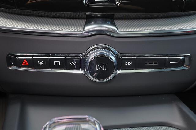 Volvo XC60 T6 Recharge AWD Plus Black Edition - LONG RANGE - Luchtvering - Panorama/schuifdak - IntelliSafe Assist & Surround - 360º Camera - Harman/Kardon audio - Adaptieve LED koplampen - Verwarmde voorstoelen, stuur & achterbank - Parkeersensoren voor & achter -