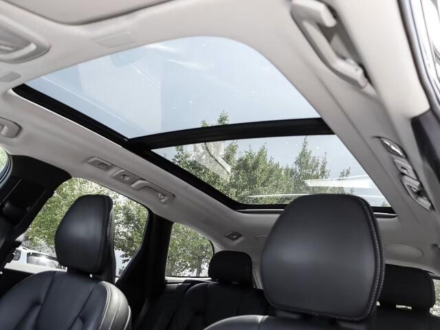 Volvo XC60 2.0 T8 Plug-in hybrid AWD Plus Dark (335kW/455PK) FULL OPTION (PANO / TREKH) ** 1e EIG - Ex VOLVO) ** INFORMEER OOK NAAR ONZE AANTREKKELIJKE FINANCIAL-LEASE TARIEVEN **