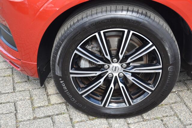 Volvo XC60 2.0 T5 Momentum ACC | DAB | 19 Inch LM | Volvo On Call | Trekhaak | Stoelverwarming | Getint glas