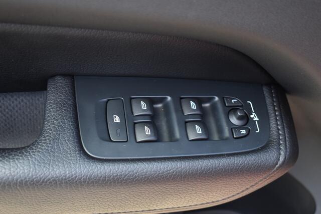 Volvo XC60 2.0 T5 Momentum ACC | DAB | 19 Inch LM | Volvo On Call | Trekhaak | Stoelverwarming | Getint glas