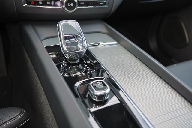 Volvo XC60 T6 Recharge AWD Ultra Black Edition - LONG RANGE - Panorama/schuifdak - IntelliSafe Assist & Surround - 360º Camera - Harman/Kardon audio - Adaptieve LED koplampen - Verwarmde voorstoelen & stuur - Parkeersensoren voor & achter - Elektr. bedienb. voorstoe