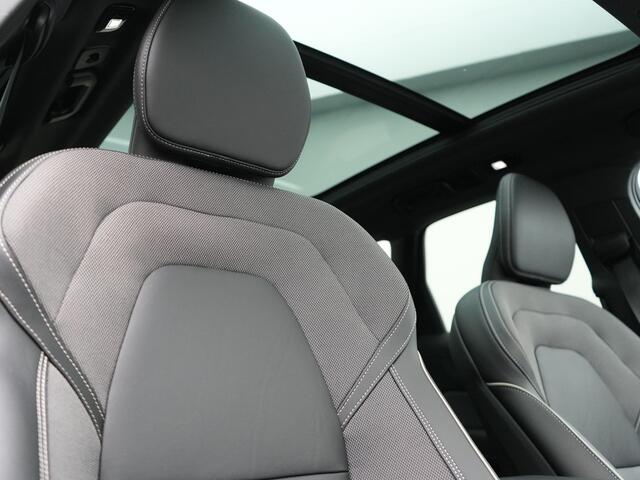 Volvo XC60 B4 R-Design Automaat 198pk Dealer O.H | Trekhaak Af Fabriek | Panodak | Camera | Lederen Sportstoelen Memory & Verwarmd | Cruise Control | Apple Carplay | Keyless | Google Assistant & Maps | Virtual | DAB |