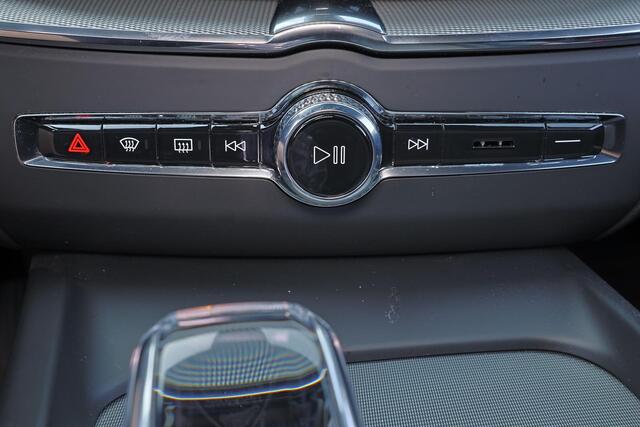 Volvo XC60 T6 Recharge AWD Ultra Black Edition - LONG RANGE - Panorama/schuifdak - IntelliSafe Assist & Surround - 360º Camera - Bowers & Wilkins audio - Adaptieve LED koplampen - Verwarmde voorstoelen & stuur - Parkeersensoren voor & achter - Elektr. bedienb. voors