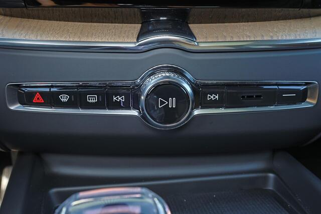 Volvo XC60 T8 Recharge AWD Ultra Dark - LONG RANGE - Panorama/schuifdak - IntelliSafe Assist & Surround - 360º Camera - Harman/Kardon audio - Adaptieve LED koplampen - Verwarmde voorstoelen, stuur & achterbank - Parkeersensoren voor & achter - Elektr. bedienb. voors