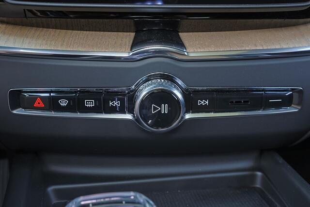 Volvo XC60 T8 Recharge AWD Ultra Dark - LONG RANGE - Panorama/schuifdak - IntelliSafe Assist & Surround - 360º Camera - Harman/Kardon audio - Adaptieve LED koplampen - Verwarmde voorstoelen, stuur & achterbank - Parkeersensoren voor & achter - Elektr. bedienb. voors