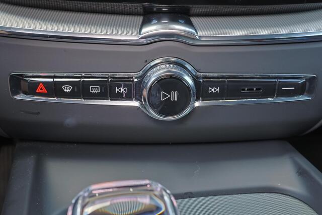 Volvo XC60 T6 Recharge AWD Ultra Black Edition - LONG RANGE - Panorama/schuifdak - IntelliSafe Assist & Surround - 360º Camera - Bowers & Wilkins audio - Adaptieve LED koplampen - Verwarmde voorstoelen & stuur - Parkeersensoren voor & achter - Elektr. bedienb. voors