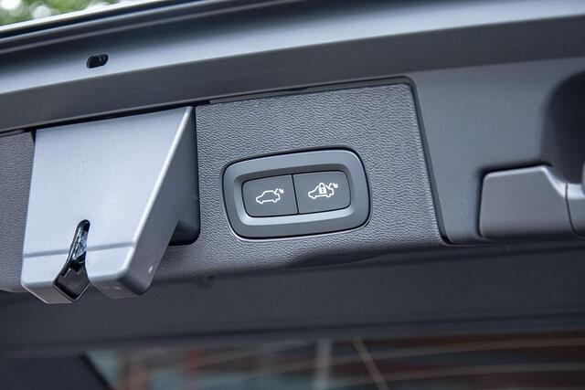 Volvo XC60 2.0 T6 PLUG-IN HYBRID AWD ULTRA BRIGHT FACE-LIFT