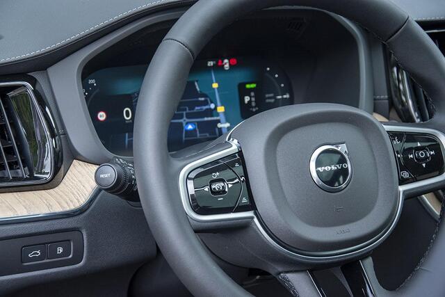 Volvo XC60 2.0 T6 PLUG-IN HYBRID AWD ULTRA BRIGHT FACE-LIFT