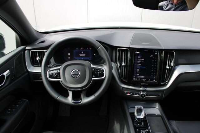 Volvo XC60 T6 Plug-in hybrid AWD Plus Dark | Trekhaak | Harman Kardon | Full LED