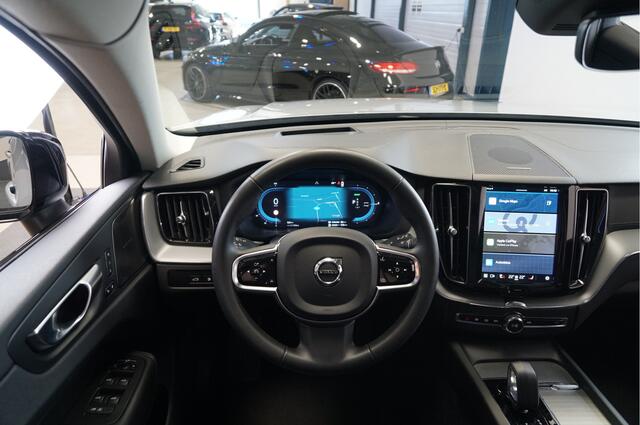 Volvo XC60 2.0 T6 AWD LONG RANGE 293kW/399pk Aut8 Plug-in hybrid Plus Dark PANORAMADAK + HARMAN/KARDON + ADAPT.CRUISE + PILOT ASSIST + CAMERA + STOELVERWARMING V&A + STUURVERWARMING + GOOGLE DASH&SERVICES + LANE ASSIST + PARKSENSOREN + 20" LM-VELGEN!!