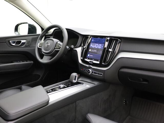 Volvo XC60 T6 350PK AWD Plus Dark / Camera rondom / Harman en Kardon audio / Panorama dak / Stoel/- en stuurverwarming / Trekhaak /