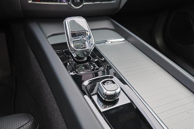 Volvo XC60 T8 Recharge AWD Ultra Black Edition - LONG RANGE - Luchtvering - Panorama/schuifdak - IntelliSafe Assist & Surround - 360º Camera - Adaptieve LED koplampen - Verwarmde voorstoelen & stuur - Parkeersensoren voor & achter - Elektr. bedienb. voorstoelen met