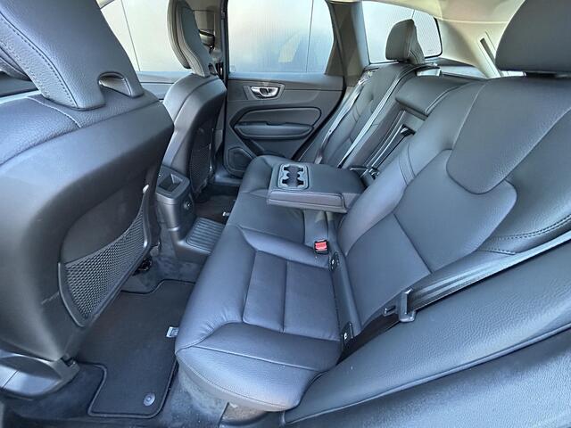 Volvo XC60 2.0 T6 Plug-in hybrid AWD Ultra Dark Luchtvering / Head-up display / 360 camera / panorama dak / trekhaak / 20 inch wielen / stoel- en stuurverwarming / Harman Kardon audio