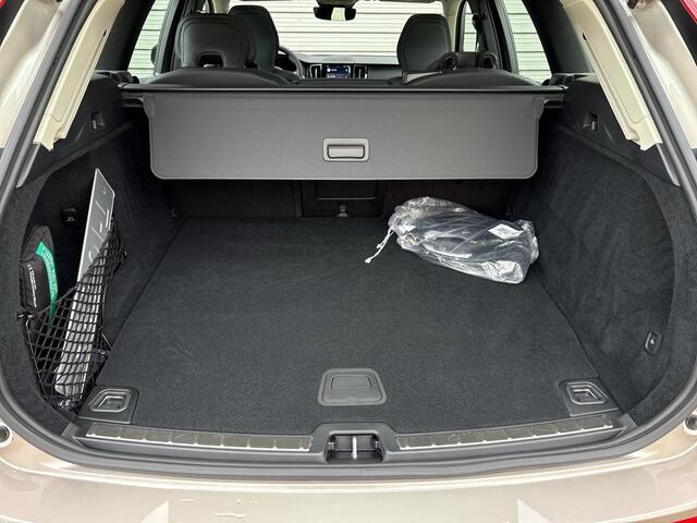 Volvo XC60 T6 Plug-in hybrid AWD Ultra Dark / Harman/Kardon / Trekhaak / Panorama dak / Rondomzichtcamera /