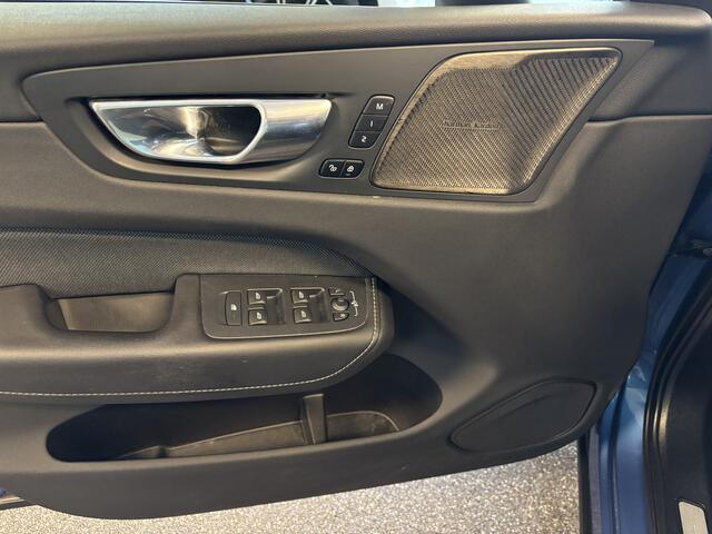 Volvo XC60 T8 Plug-In AWD R-Design / Panoramadak / Leer / Apple Carplay / Dab / HK / BLIS / Adapt cruise / Pilot ass / Stuur- en Stoelverw - Elek Trekhaak -