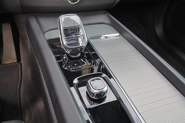 Volvo XC60 T6 Recharge AWD Plus Dark - LONG RANGE - Panorama/schuifdak - IntelliSafe Assist & Surround - 360º Camera - Harman/Kardon audio - Adaptieve LED koplampen - Verwarmde voorstoelen, stuur & achterbank - Parkeersensoren voor & achter - Elektr. bedienb. voorst