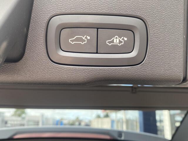 Volvo XC60 2.0 T5 AWD R-Design / Automaat / 250 PK / 114.000 KM / Dealer-Onderhouden / Pilot-Assist / Half-Leer Half-Alcantara / Standkachel / Stoelverwarming V+A / Stuurverwarming / Elektr.-Stoelen / Adaptieve Cruise-Control / Electronic Climate-Control / Elektr.-A