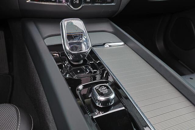 Volvo XC60 T6 Recharge AWD Plus Black Edition - LONG RANGE - Luchtvering - Panorama/schuifdak - IntelliSafe Assist & Surround - 360º Camera - Adaptieve LED koplampen - Verwarmde voorstoelen, stuur & achterbank - Parkeersensoren voor & achter - Elektr. bedienb. voors