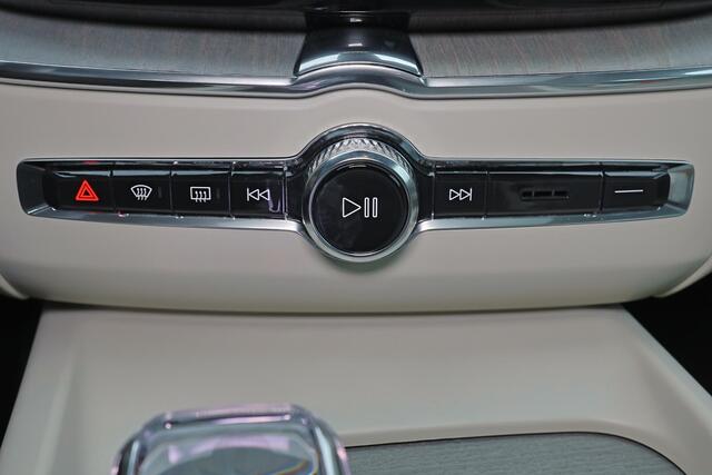 Volvo XC60 T6 Plug-in hybrid AWD Plus Bright - LONG RANGE - Panorama/schuifdak - IntelliSafe Assist & Surround - Nappaleder - Stoelverwarming / -ventilatie - Parkeercamera achter - Parkeersensoren voor & achter - Elektr. bedienb. voorstoelen met geheugen - Draadloze