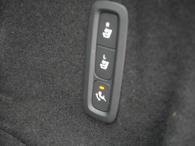 Volvo XC60 T8 Twin Engine AWD R-Design Plug in Hybrid 391pk PHEV | Trekhaak af Fabriek | Panodak | Pilot Assist | Adaptive Cruise | 360 Camera | Carplay | Keyless |