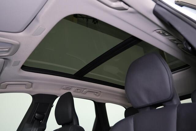 Volvo XC60 T6 Recharge AWD Plus Dark - Panorama/schuifdak - IntelliSafe Assist & Surround - 360º Camera - Verwarmde voorstoelen, stuur & achterbank - Parkeersensoren voor & achter - Elektr. bedienb. voorstoelen met geheugen - Draadloze tel. lader - Elektr. inklapbar