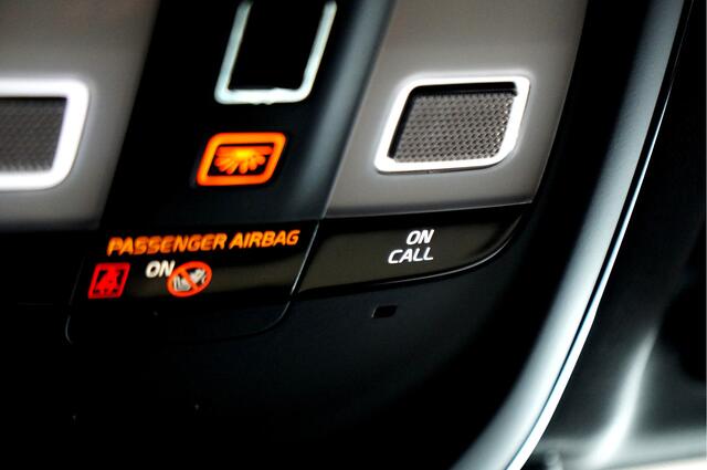 Volvo XC60 2.0 T6 AWD LONG RANGE 293kW/399pk Aut8 Plug-in hybrid Plus Dark PANORAMADAK + EL.TREKHAAK + ADAPT.CRUISE + PILOT ASSIST + CAMERA + STOEL-&STUURVERWARMING + GOOGLE DASH&SERVICES + LANE ASSIST + PARKSENSOREN + 19" LM-VELGEN!!